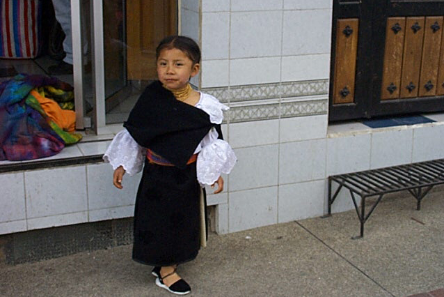 4-jaehriges Indiomaedchen.JPG - von klein an tragen die mädchen eine tracht